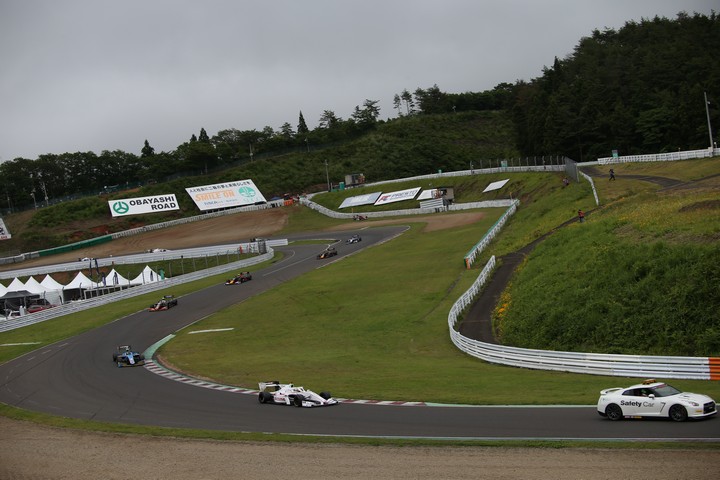 決勝レース: 終盤には2度のセーフティーカーが導入された