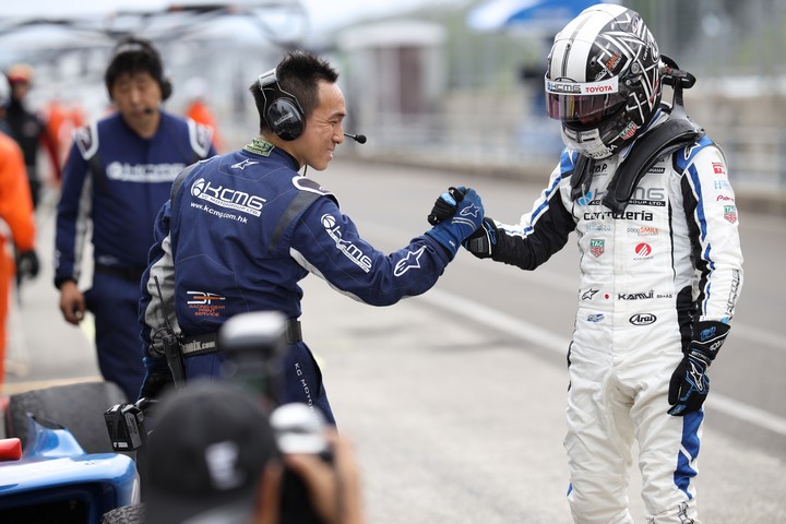 決勝レース: 2位に入った小林可夢偉（carrozzeria Team KCMG）がスタッフとがっちり握手