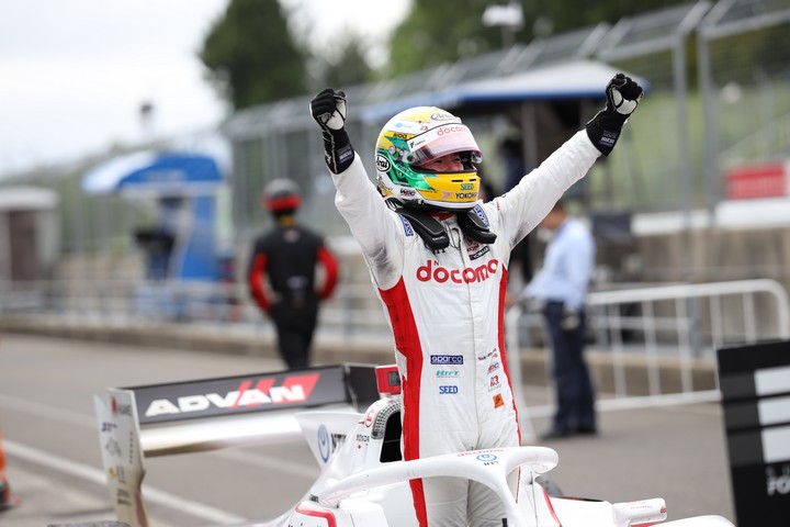 決勝レース: 優勝した山本尚貴（DOCOMO TEAM DANDELION RACING）