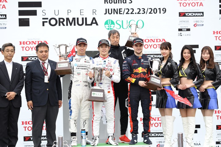 表彰式: トップ3のドライバーと優勝チーム監督