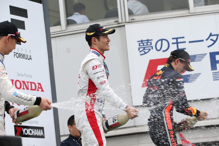 表彰式: シャンパン（スパークリング日本酒）ファイト