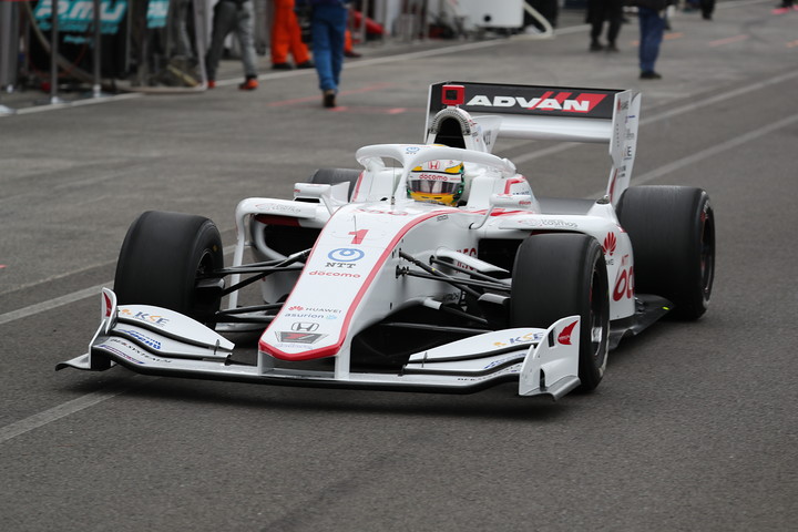 ポールポジションは山本尚貴（DOCOMO DANDELION M1S SF19）