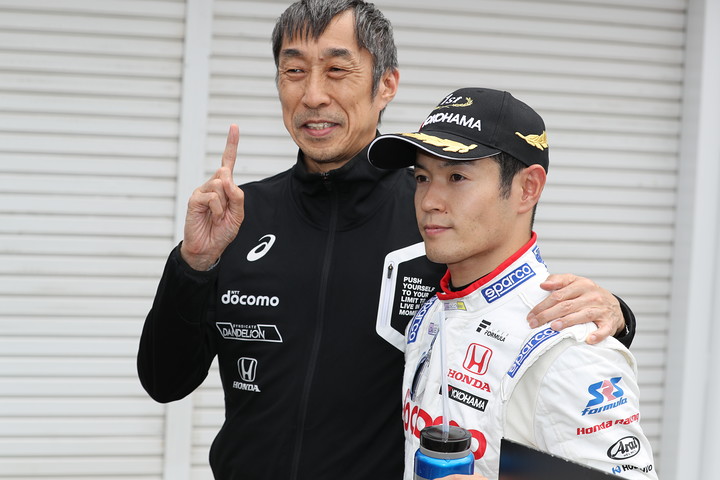 ポールポジションを獲得した山本尚貴と村岡潔監督（DOCOMO TEAM DANDELION RACING）