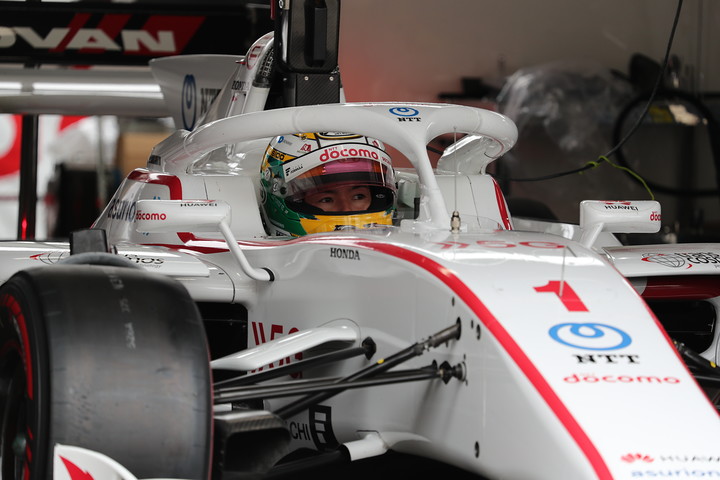 ピットで待機する山本尚貴（DOCOMO TEAM DANDELION RACING）