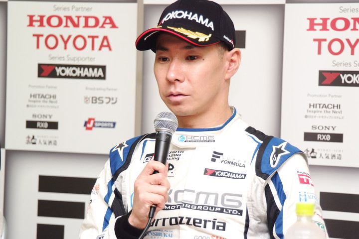 決勝記者会見: 2位の小林可夢偉（carrozzeria Team KCMG）