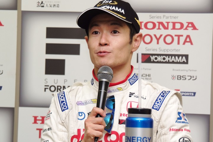 決勝記者会見: 優勝した山本尚貴（DOCOMO TEAM DANDELION RACING）