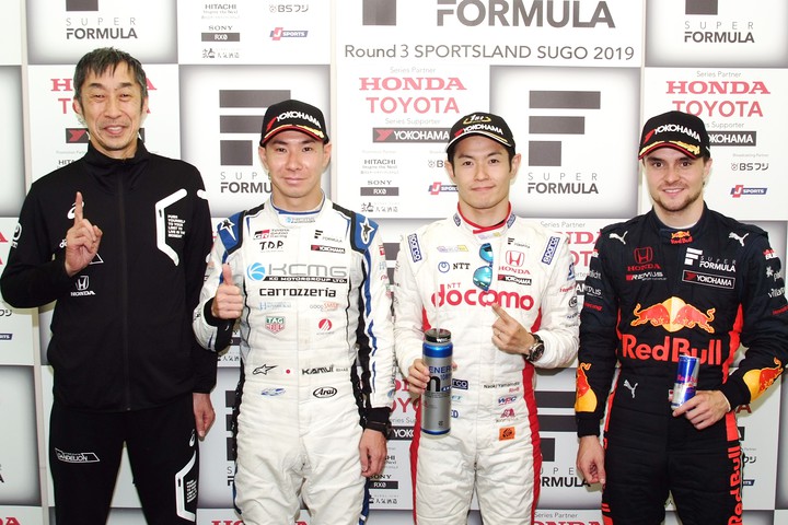 決勝フォトセッション: トップ3と優勝チーム監督