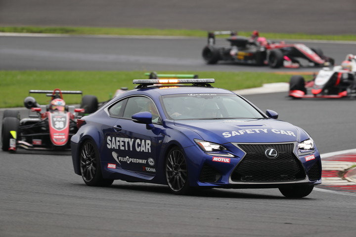 レースは早々にセーフティーカーが導入された