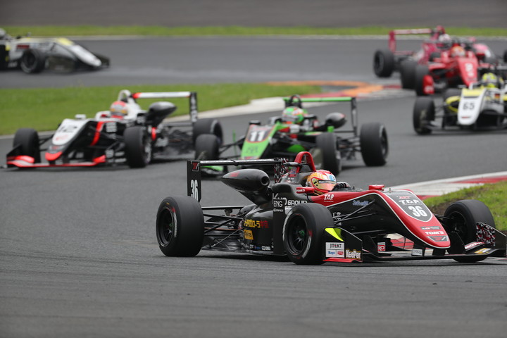 スタート直後、ダンロップコーナーを立ち上がる先頭集団