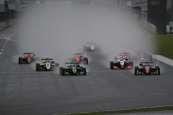 21周の決勝がスタートした