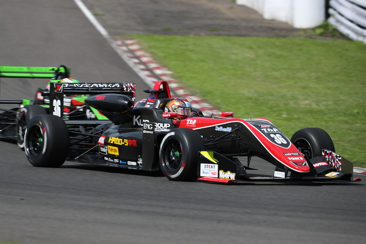 宮田莉朋のミスに乗じて並びかけるサッシャ・フェネストラズ