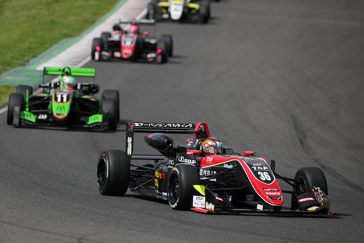 スタート直後、ヘアピンに進入するトップグループ