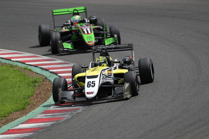 エナム・アーメドとサッシャ・フェネストラズのトップ争い