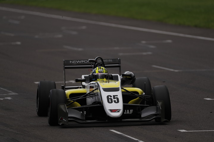 トップでゴールするエナム・アーメド（B-Max Racing with motopark F3）