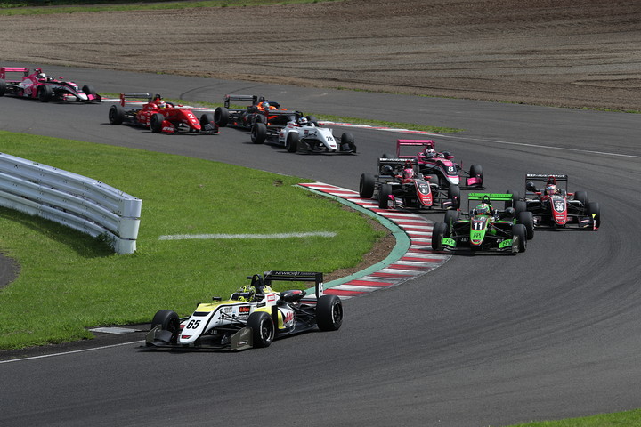 スタート直後、2コーナーの攻防