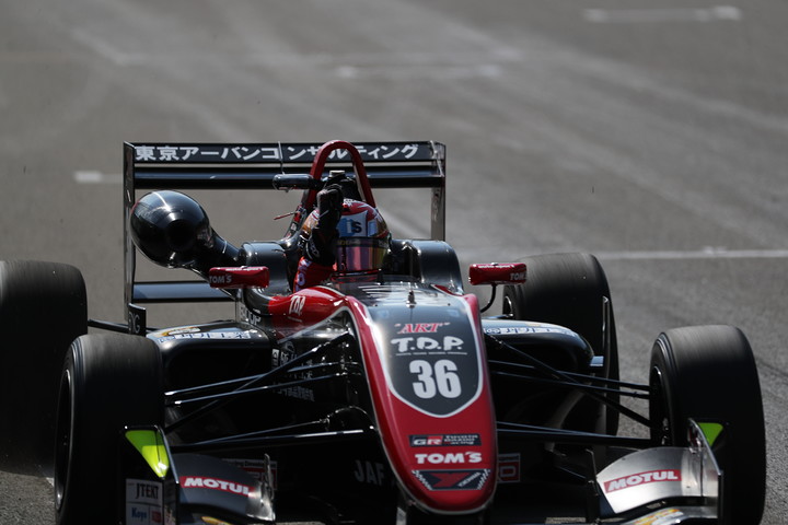 トップでゴールする宮田莉朋（カローラ中京Kuo TOM'S F317）