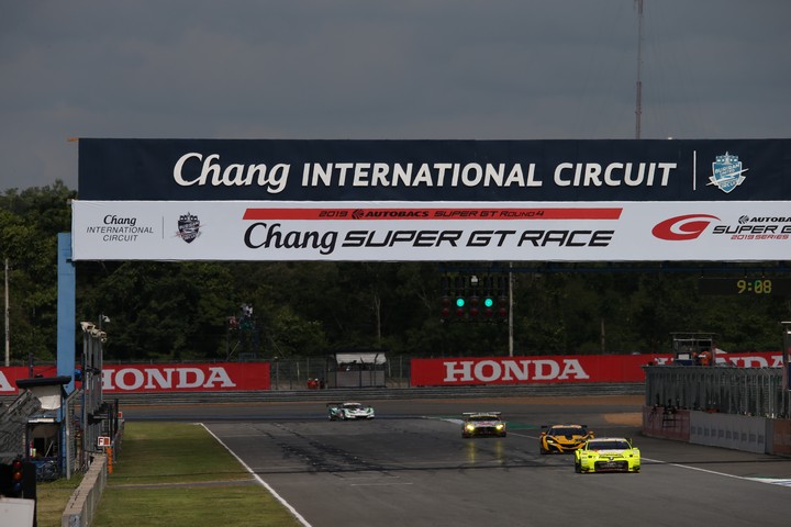 公式予選: ストレートを駆けるGT300マシン