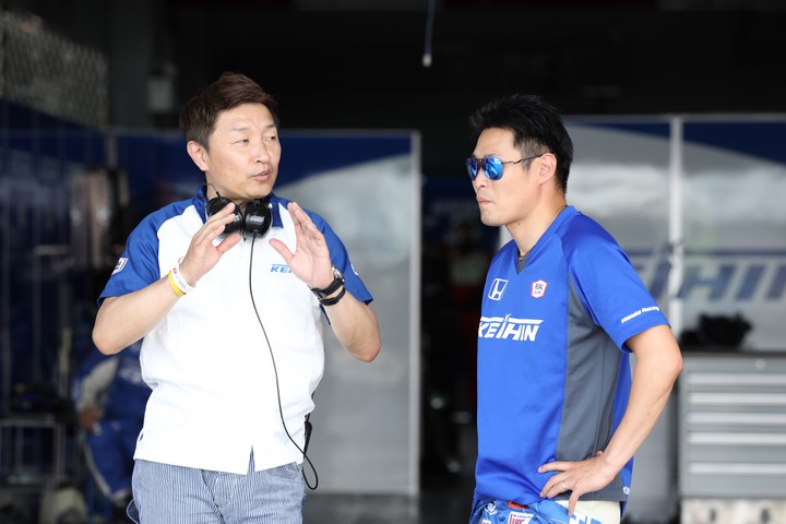 スタート進行: 金石勝智監督と塚越広大（KEIHIN REAL RACING）