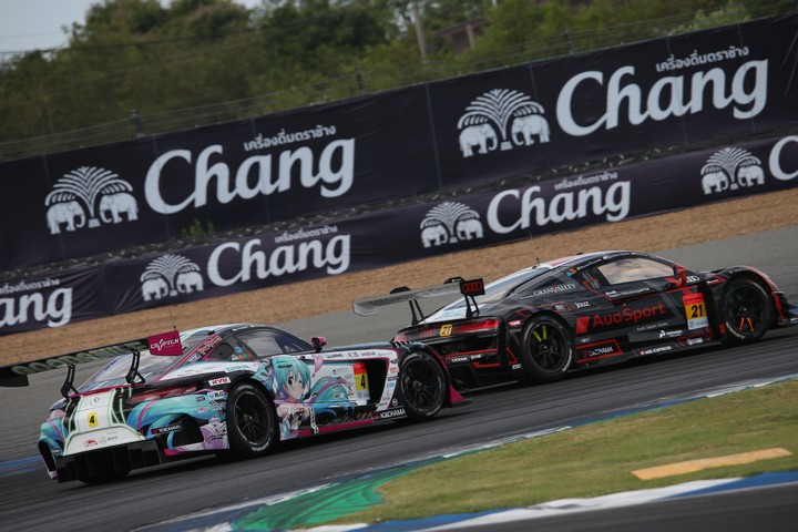 決勝レース: リチャード・ライアン（Hitotsuyama Audi R8 LMS） vs 片岡龍也（グッドスマイル 初音ミクAMG）