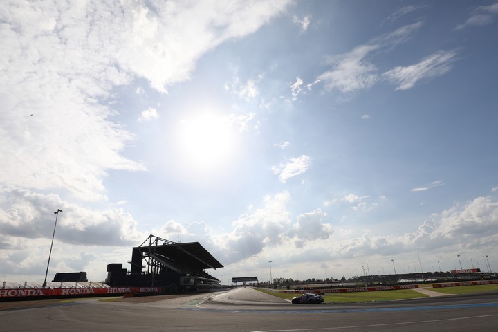 決勝レース: 最終コーナーを立ち上がるGTマシン