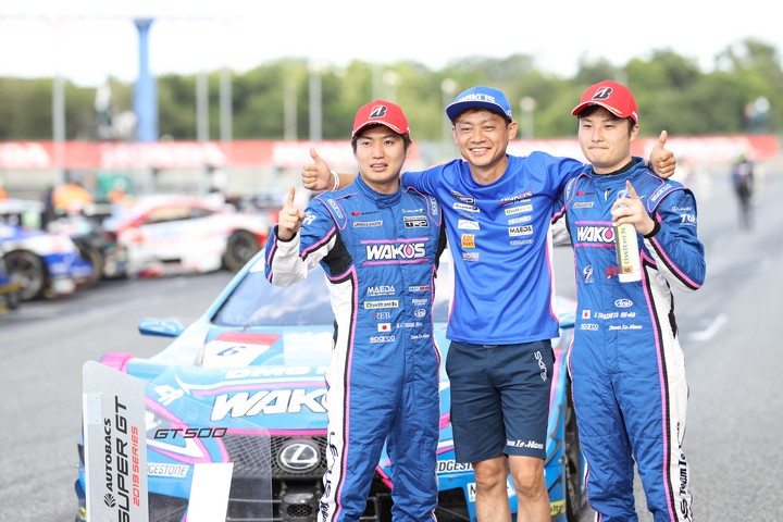 決勝レース: GT500クラスで優勝した大嶋和也／山下健太組と脇阪寿一監督（LEXUS TEAM LEMANS WAKO'S）
