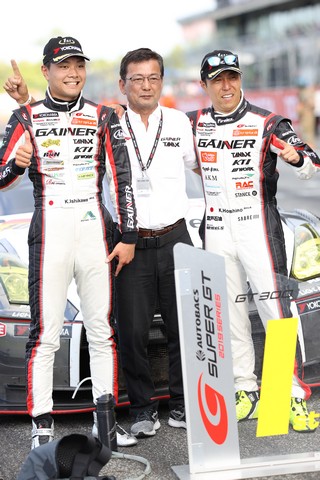 決勝レース: GT300クラスで優勝した星野一樹／石川京侍と藤井一三監督（GAINER）