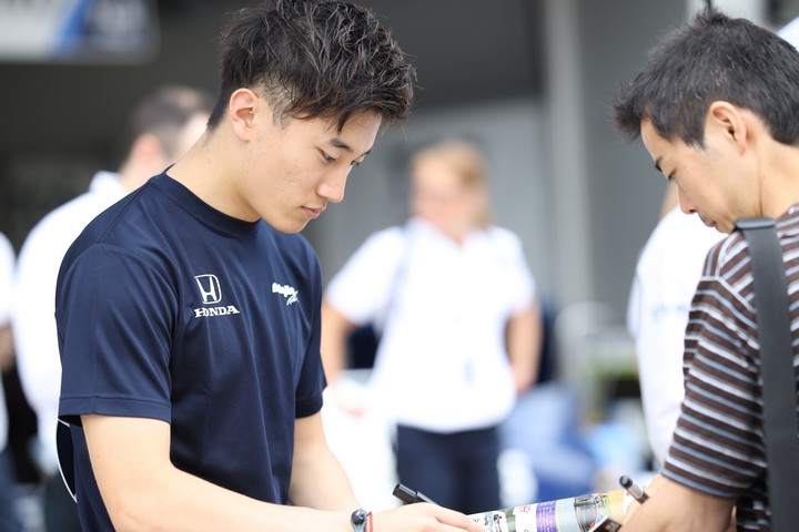 ピットウォーク: 牧野任祐（TCS NAKAJIMA RACING）