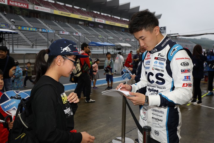 キッズピットウォーク: 牧野任祐（TCS NAKAJIMA RACING）