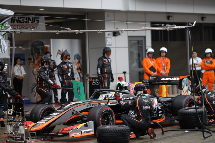 スタート進行: 石浦宏明（JMS P.MU/CERUMO・INGING SF19）