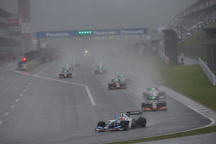 決勝レース: セーフティーカーが退きスタートが切られた