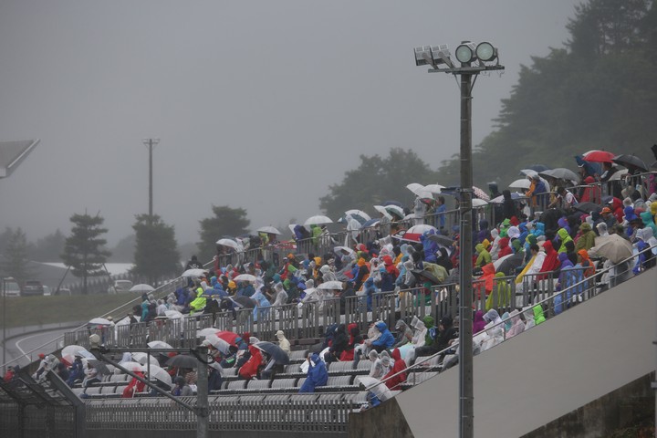 決勝レース: 雨天の中レースを見守る観客