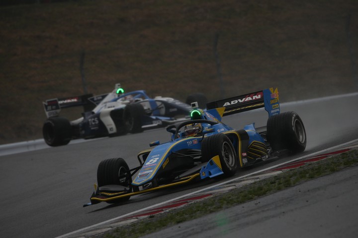 決勝レース: 大嶋和也（UOMO SUNOCO SF19）