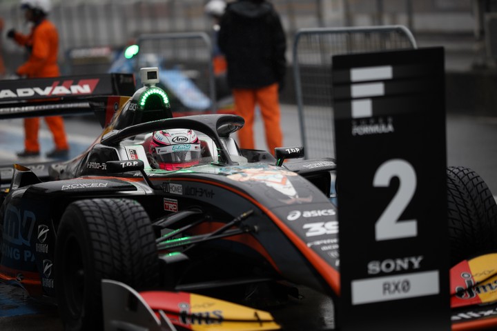 決勝レース: 2位に入った坪井翔（JMS P.MU/CERUMO・INGING SF19）