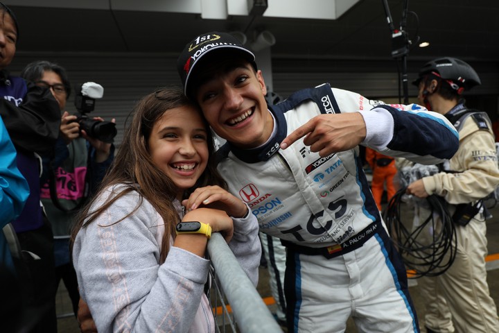 決勝レース: 優勝したアレックス・パロウ（TCS NAKAJIMA RACING）と妹
