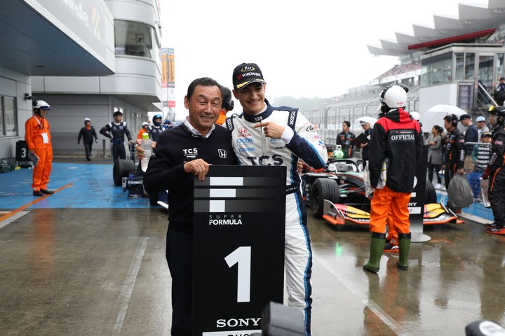 決勝レース: 優勝したアレックス・パロウと中嶋悟監督（TCS NAKAJIMA RACING）