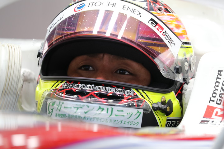 公式予選: ピットで待機する関口雄飛（ITOCHU ENEX TEAM IMPUL）