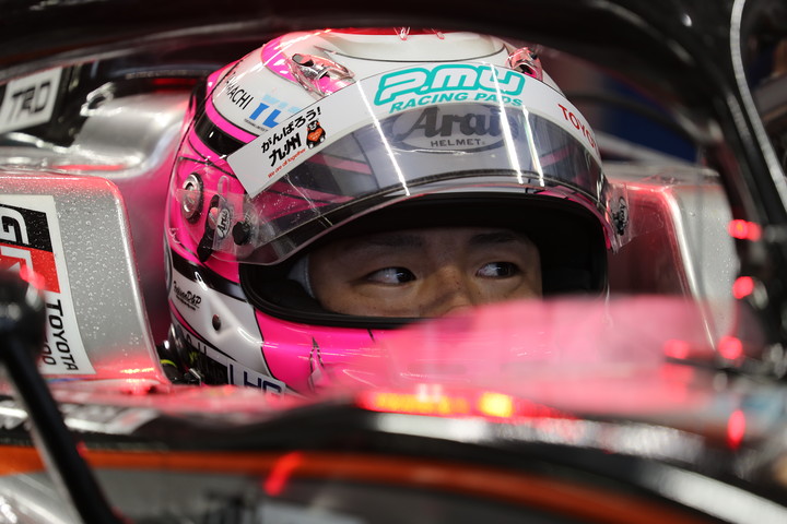 公式予選: ピットで待機する坪井翔（JMS P.MU/CERUMO･INGING）