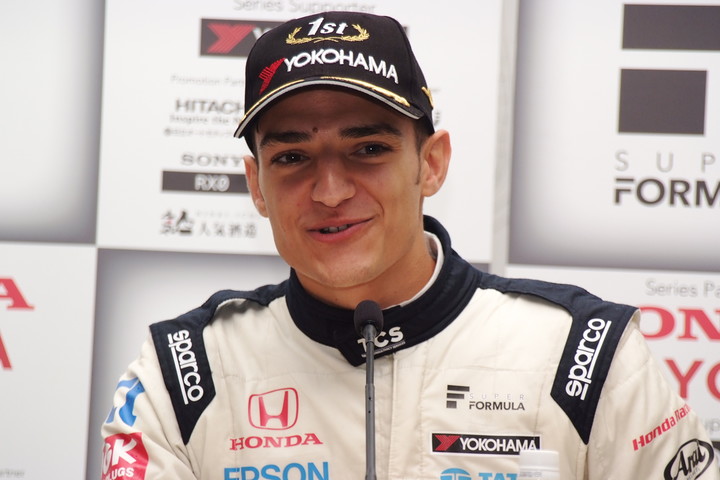 決勝記者会見: 優勝したアレックス・パロウ（TCS NAKAJIMA RACING）