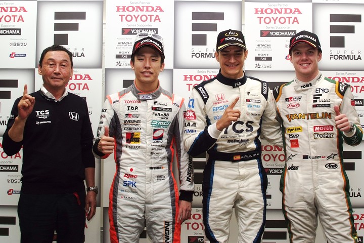 決勝フォトセッション: トップ3のドライバーと優勝チーム監督
