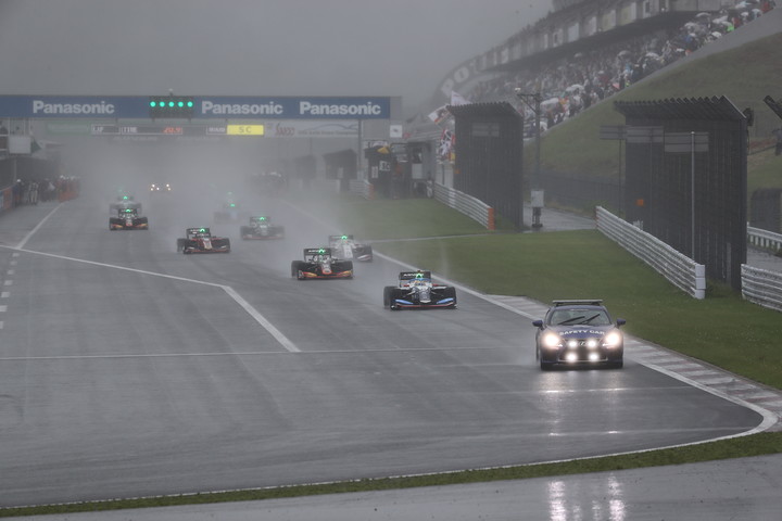 降雨のためレースはセーフティーカースタートとなった