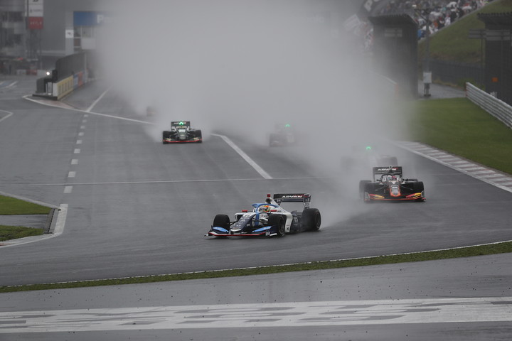 セーフティーカーが退きスタートが切られた