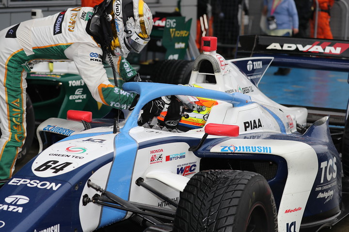 優勝したアレックス・パロウに駆け寄り握手をする3位のニック・キャシディ