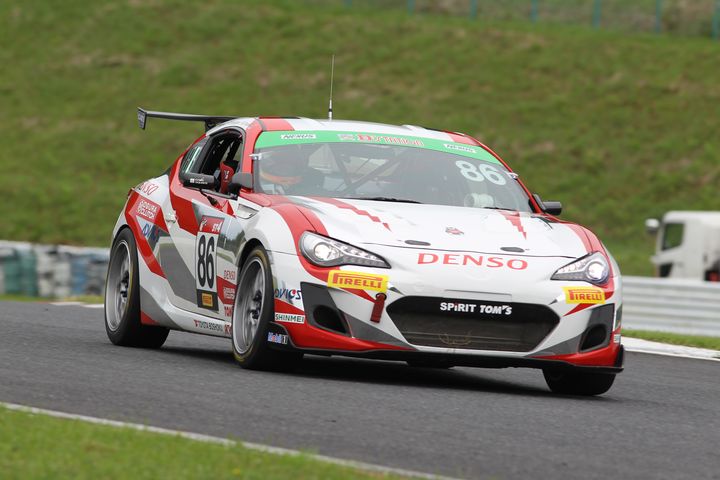 ST-4クラスポールポジションの坪井翔／中山雄一／松井孝允組（TOM'S SPIRIT 86）