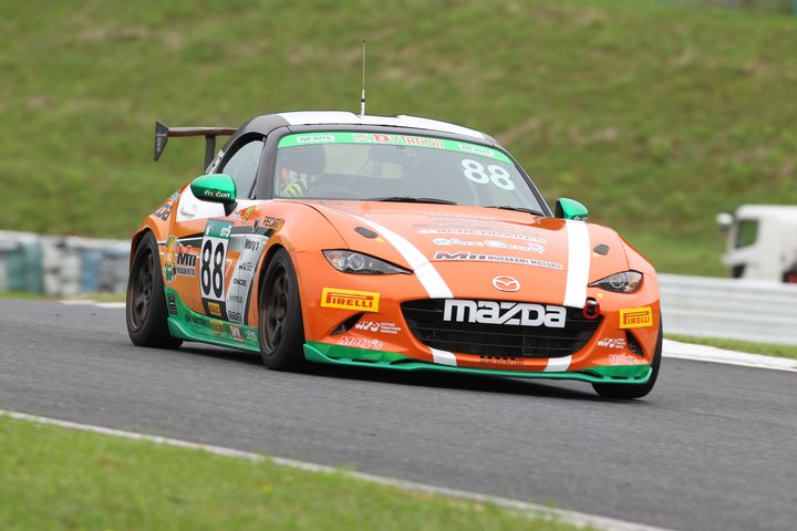 ST-5クラスポールポジションの村上博幸／山谷直樹／雨宮恵司／梶谷太郎組（村上モータースMAZDAロードスター）