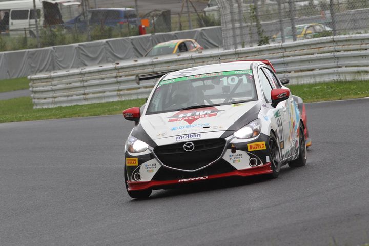 ST-5クラス優勝は吉田綜一郎／佐々木孝太／KENBOW組（ヒロマツ デミオ）