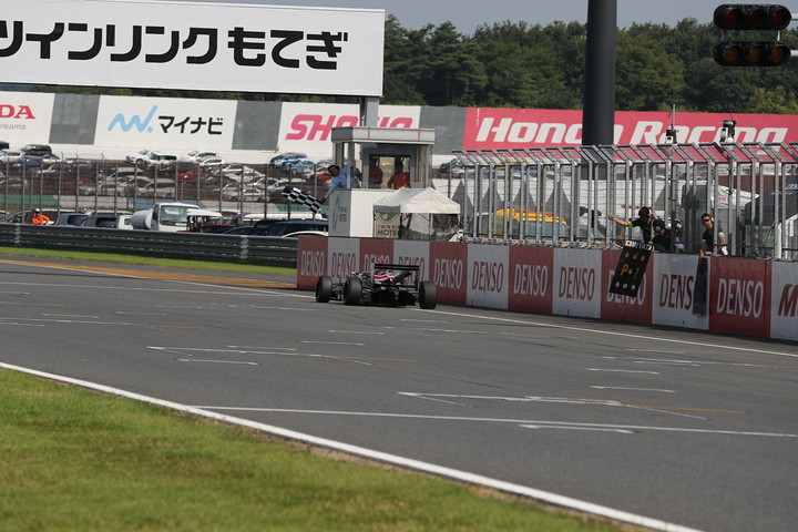 トップでゴールする宮田莉朋（カローラ中京Kuo TOM'S F317）