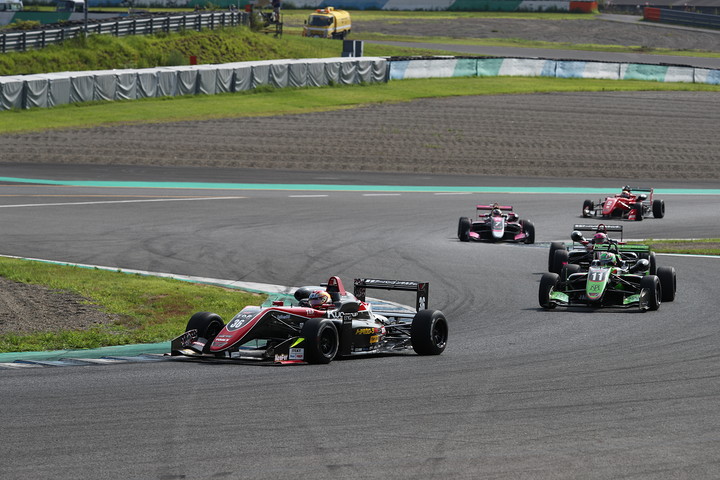 オープニングラップのビクトリーコーナー