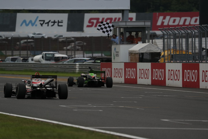 トップでゴールするサッシャ・フェネストラズと2位の宮田莉朋