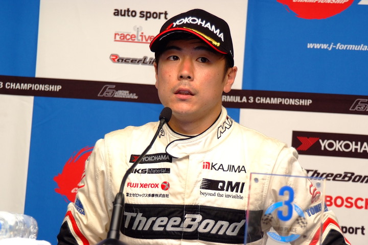 決勝記者会見: 3位の大津弘樹（THREEBOND RACING）