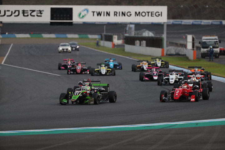 20周の決勝レースがスタートした